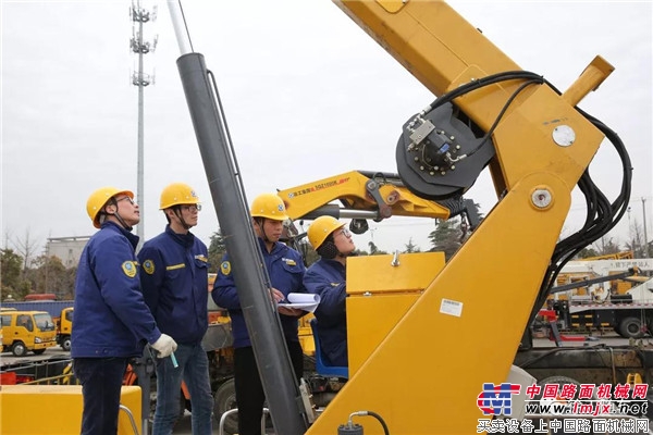 點開(kāi)讓你(nǐ)了(le)解徐工(gōng)随車(chē)自(zì)主研發"神器(qì)”——防撞緩沖車(chē)