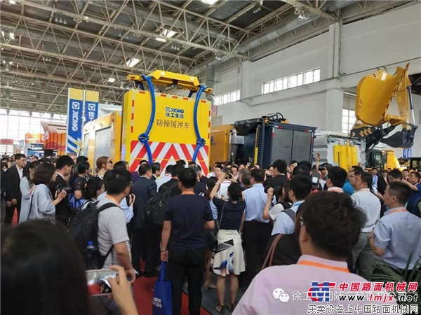 徐工(gōng)防撞緩沖車(chē)與道(dào)路(lù)清障車(chē)驚豔亮(liàng)相(xiàng)2018北(běi)京交通(tōng)展
