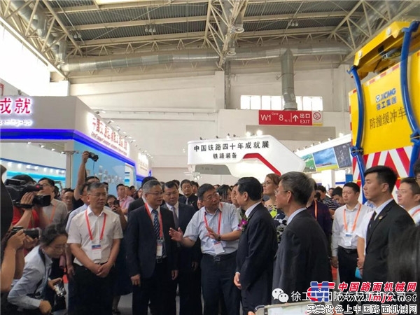 徐工(gōng)防撞緩沖車(chē)與道(dào)路(lù)清障車(chē)驚豔亮(liàng)相(xiàng)2018北(běi)京交通(tōng)展