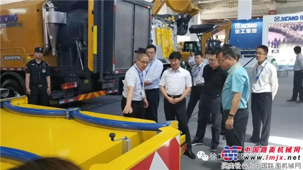 徐工(gōng)防撞緩沖車(chē)與道(dào)路(lù)清障車(chē)驚豔亮(liàng)相(xiàng)2018北(běi)京交通(tōng)展