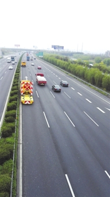 蘇嘉杭高(gāo)速首次使用(yòng)專業(yè)防撞緩沖車(chē)開(kāi)展實戰演練。